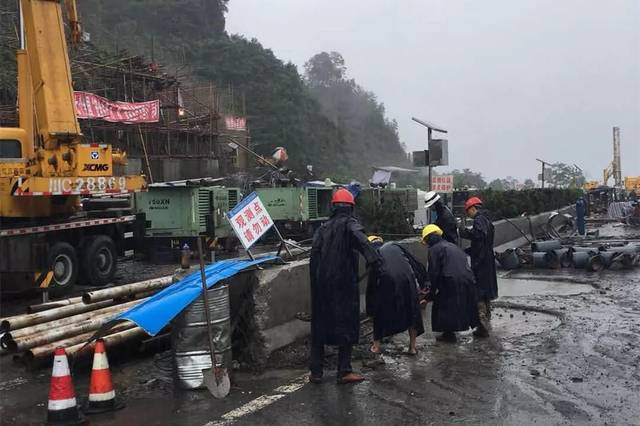 高原无人智能摊铺加速普及：北斗+数智化重塑公路施工新范式