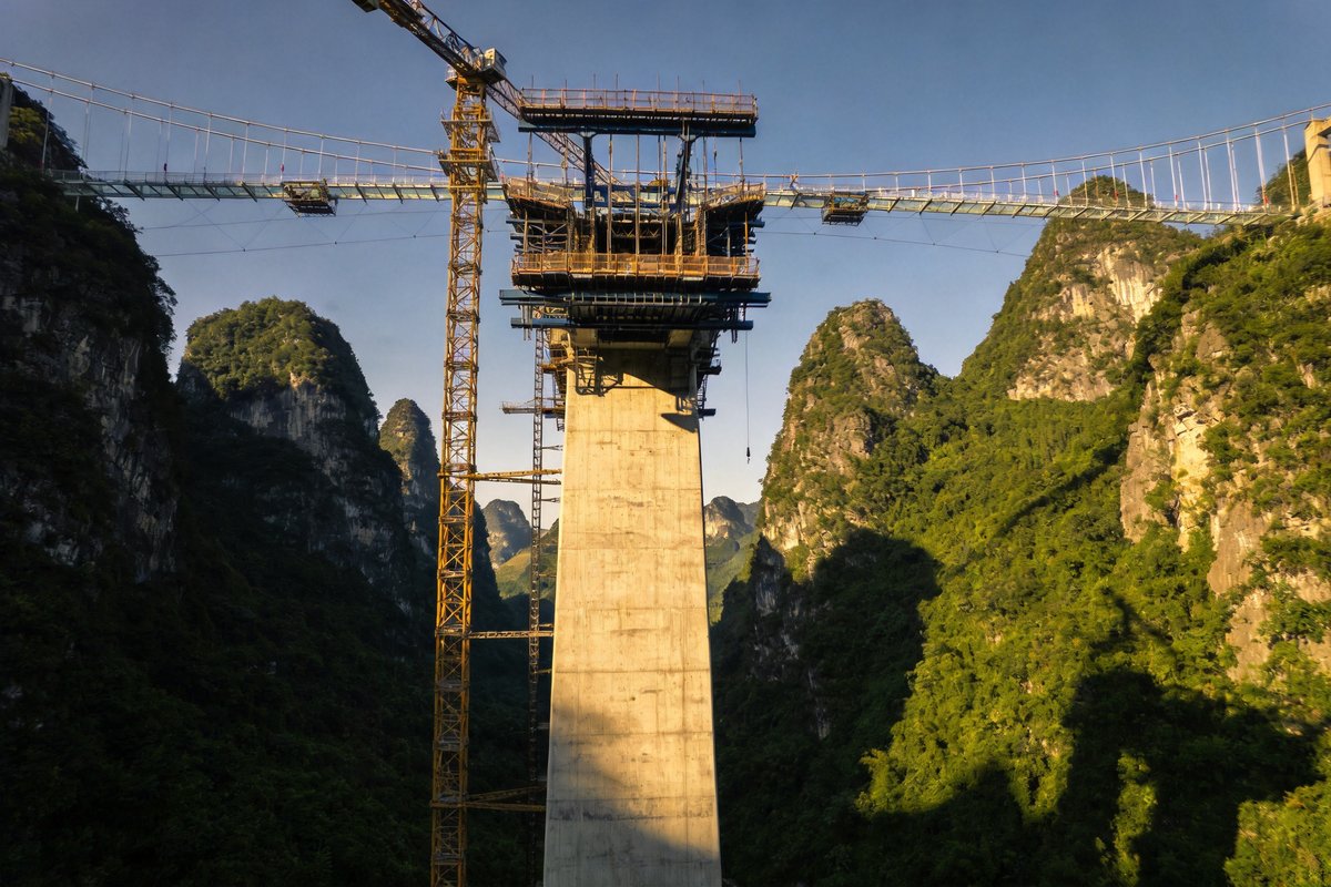 山区超高桥墩施工与塔吊北斗安全管控场景（AI配图）